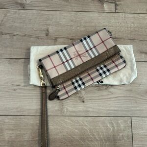Burberry clutch - GUC